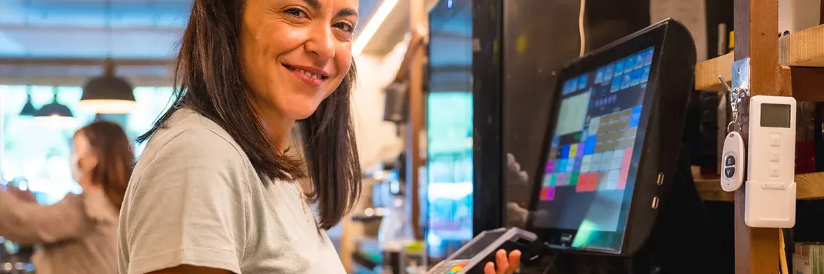 Steuerprüfer bei einer Kassennachschau im Geschäft