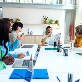 Meeting von einem Mann der seinen Angestellten etwas erklärt